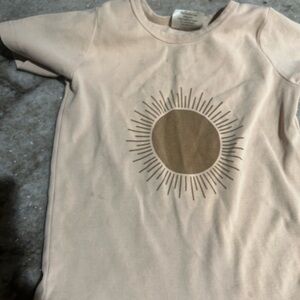 Kids Short-Sleeve Sun Graphic Tee — Beige with Brown Sun